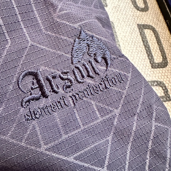 Arson snowboard pants ladies size small.  Navy color with a slight pattern. - Picture 7 of 8